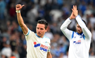 Florian Thauvin salue les supporters après OM-Monaco, le 10 mai 2015.