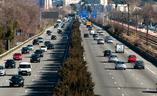 Sur l’autoroute, un enfant tombe de la voiture en marche (Illustration)