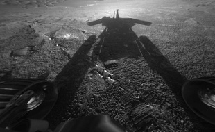 L'ombre du rover Opportunity sur Mars en 2004.