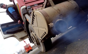 Certains parlementaires souhaitent supprimer les avantages fiscaux accordés au diesel (illustration).