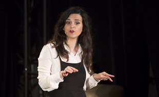 L'humoriste et autrice Laura Domenge lors de son spectacle