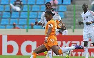 En attendant de retrouver son football et des individualités à la hauteur de leur réputation, la Côte d'Ivoire doit s'en remettre pour le moment au seul talent de Didier Drogba, son sauveur dimanche contre le Soudan (1-0) à Malabo.