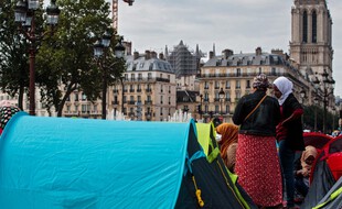 Des centaine de tentes ont été installées par l'association Utopia56 devant l'Hôtel de Ville de Paris, le 25 juin 2021.