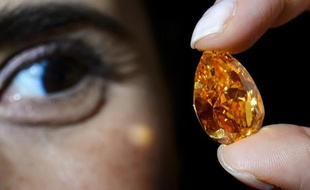 n diamant orange "vivid" de 14,82 carats, le plus gros de sa catégorie, a été vendu aux enchères mardi à Genève à un prix record de 31,5 millions de dollars (hors taxes et commissions) par Christie's.
