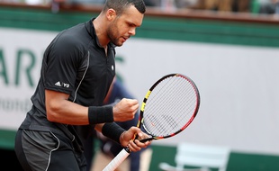 Jo-Wilfried Tsonga lors de son 8e de finale victorieux contre Tomas Berdych, à Roland-Garros, le 31 mai 2015.