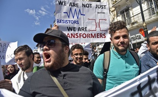 Des étudiants algériens, mardi 30 avril 2019, réclament un "changement de système".