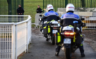 La police pénètre dans le parc où un homme a poignardé des passants, le 3 janvier 2020 à Villejuif.
