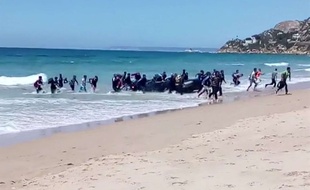 Image extraite de la vidéo montrant l'arrivée de migrants sur une plage espagnole le 9 août 2017.