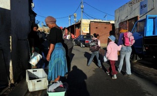 Alexandra, une township de Johannesburg qui s'est illustrée par son esprit de résistance au pouvoir blanc, fête son centenaire cette année, un événement que ce bout de ville surpeuplé qui abrita le jeune Nelson Mandela veut mettre à profit pour faire oublier ses problèmes sociaux.