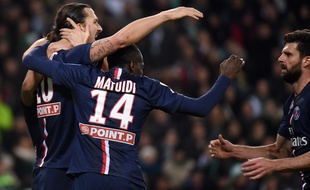 Thiago Motta félicite Zlatan Ibrahimovic lors du match entre le PSG et Saint-Etienne le 13 janvier 2015.