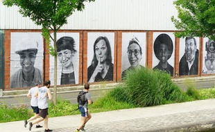 Le canal de l'Ourcq accueille en juillet 2013 l'exposition Inside out : L'Ourcq mon amour de JR à Paris.