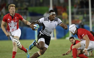 Le Fidjien du Stade Toulousain Semi Kunatani face à la Grande-Bretagne en la finale de l'épreuve de rugby à 7 des Jeux olympiques de Rio, le 11 août 2016.