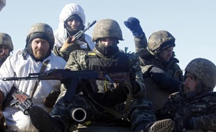 Des soldats ukrainiens viennent de quitter Debaltseve le 18 février 2015