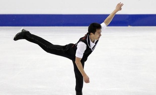 Le champion du monde en titre, le Canadien Patrick Chan, a pris la tête à l'issue du programme court messieurs avec 89,41 points, alors que Brian Joubert s'est classé 4e (83,47) et Florent Amodio, 6e (79,96), lors des Mondiaux-2012, vendredi à Nice.