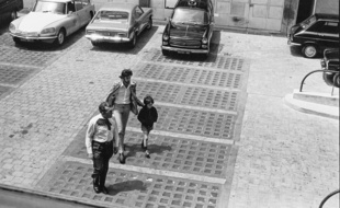 L'accusé du procès qui s'ouvre à Toulouse, Jean-Baptiste Ranbla, enfant, en juin 1974 lors de la reconstitution de l'enlèvement de sa sœur Marie-Dolorès.