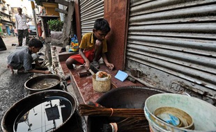 Un enfant pratique l'orpaillage à Calcutta, en Inde.