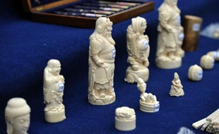 Des statuettes en ivoire confisquées par la police du Yunnan à Kunming le 22 janvier 2014