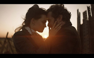 Emma Mackey et Romain Duris dans le film "Eiffel".