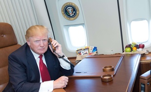 Image d'illustration: Donald Trump au téléphone à bord de son avion, l'Air Force One.