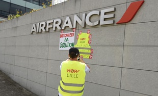 Des syndicalistes d'Air France manifestent dans les locaux de l'entreprise près de l'aéroport de Roissy-Charles de Gaulle le 3 juillet 2020.