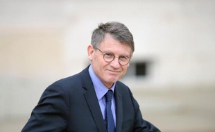 Face aux rumeurs à propos d'un prétendu enseignement de la "théorie du genre" conduisant certains élèves à boycotter l'école, Vincent Peillon a tapé mercredi du poing sur la table, demandant aux chefs d'établissements de convoquer leurs parents.