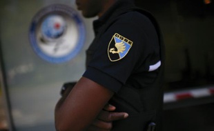 Un garde à l'entrée du siège de la DGSE, le 4 juin à 2015 à Paris