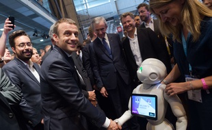 Emmanuel Macron salue un robot au salon Viva Tech de 2017.
