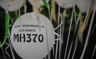 Des ballons ont été déposés au mémorial en hommage aux personnes disparues le 6 mars 2016 à Kuala Lumpur