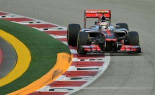 Le Britannique Lewis Hamilton (McLaren) partira en pole position dimanche au Grand Prix de Singapour, 14e manche du Championnat du monde de Formule 1, après avoir signé le meilleur temps des qualifications samedi soir, devant le Vénézuélien Pastor Maldonado (Williams).