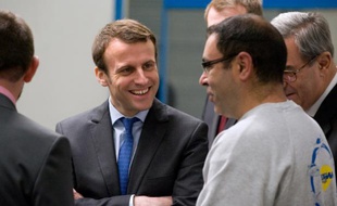 Le ministre français de l'Economie Emmanuel Macron (c) lors d'une visite à l'entreprise Rexiaa, à Issoire (Puy-de-Dôme), en France, le 25 avril 2016