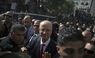 Le Premier ministre palestinien Rami Hamdallah, entouré par ses services de sécurité, lors de sa visite du quartier Shejaiya de Gaza lundi 2 octobre 2017.