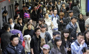La population mondiale, aujourd'hui de 7 milliards, devrait dépasser 10 milliards d'ici 2100, voire les 15 milliards si les taux de fertilité s'avèrent un peu plus élevés, selon un rapport des Nations Unies publié mercredi à Londres