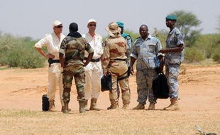 Des enquêteurs sur le site où s'est écrasé cinq jours plus tôt un avion d'Air Algérie, le 29 juillet 2014 dans la région de Gossi, dans le nord du Mali