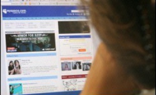 Une femme consulte le site MySpace