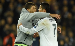 Un supporter enlace Cristiano Ronaldo lors de PSG-Real Madrid le 21 octobre 2015.