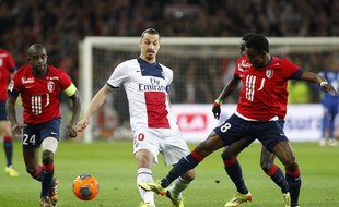 Les lillois Rio Mavuba et Salomon Kalou à la lutte avec le parisien Zlatan Ibrahimovic lors du match Losc - Psg.