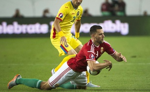 Le défenseur roumain Dragos Grigore (en jaune), lors d'un match qualificatif pour l'Euro 2016 face à la Hongrie, le 4 septembre 2015 à Budapest.