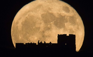 Depuis les Coronado Heights, aux Etats-Unis, les curieux ont pu admirer une lune énorme et très lumineuse... Mais à Paris et dans beaucoup de lieux en France, le spectacle n'était pas du tout à la hauteur des attentes.