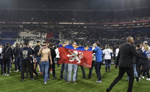Des centaines de supporters de l'OL se sont réfugiés sur la pelouse, retardant le match des Lyonnais face au Besiktas de 45 min, ce jeudi 13 avril 2017.