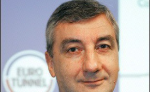 Le groupe franco-britannique Eurotunnel a renoncé à arrêter ses comptes 2005 qui devaient être annoncés mercredi pour demander l'ouverture d'un nouveau délai lui permettant de renégocier sa dette de plus de 9 milliards d'euros avec ses créanciers.