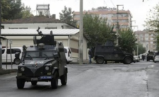 Un véhicule des forces spéciales de police lors d'une fusillade meurtrière avec des membres présumés de l'EI, le 26 octobre 2015 à Diyarbakir, en Turquie
