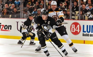 La vedette de la Ligue nord-américaine de hockey sur glace (LNH) Sidney Crosby, qui avait fait son retour en novembre après une longue absence due à une commotion cérébrale, doit de nouveau mettre sa carrière entre parenthèses, a-t-il annoncé lundi.