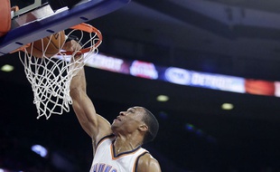 Russell Westbrook monte au dunk face aux Pistons, le 7 décembre 2014