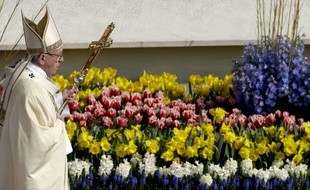 Le pape François célèbre la messe de Pâques sur la place Saint-Pierre, au Vatican.