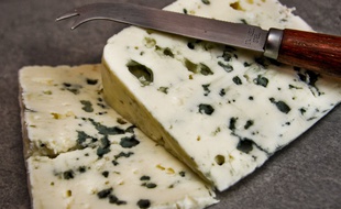Comme de nombreux sous signe de qualité, le Roquefort est de niveau E selon le système d'étiquetage nutritionnel Nutri-Score.