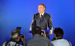 Le président du MoDem, François Bayrou, battu dans les Pyrénées-Atlantiques, a déclaré dimanche que son échec allait l'"entraîner à changer la forme de (s)on engagement, à prendre le recul qui s'impose quand on n'a pas réussi, au moins momentanément, à convaincre les siens".
