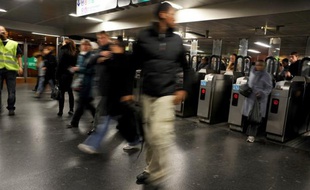 Ni bombe lacrymogène ni carnet d'amendes: avec pour seule arme la parole, la centaine de médiateurs qui sillonnent les lignes du RER et des trains de banlieue parisienne tentent d'empêcher les incivilités et d'apaiser les tensions.