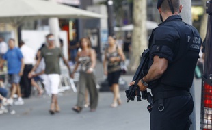 Un policier patrouille sur la place de la Catalogne à Barcelone, le 26 juin 2015.