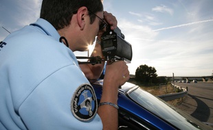 Un contrôle de vitesse effectué par un gendarme. Illustration.