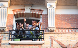 Des Parisiens applaudissent les soignants pendant le confinement en avril 2020.